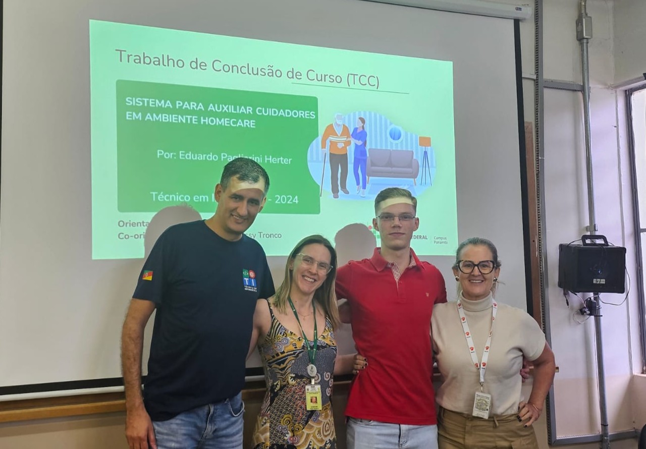 Recebendo premiação do TCC 2024